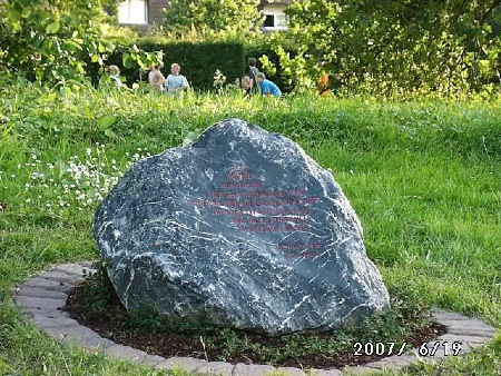 Viersen - Denkmal im Jubiläumsgarten  -  Vers von Baháh'u'lláh